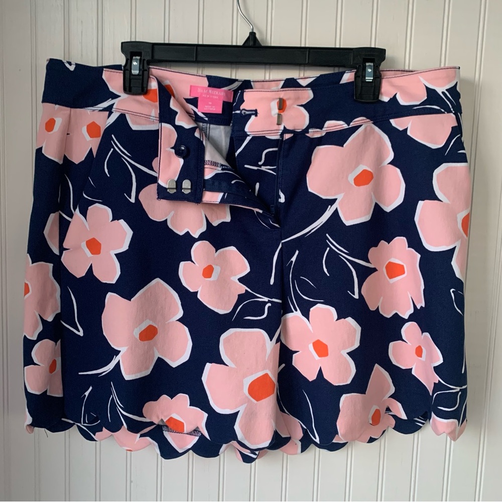 Isaac Mizrahi (Size 16) Pink and Navy Scalloped, Tailored Floral Shorts - Picture 3 of 9